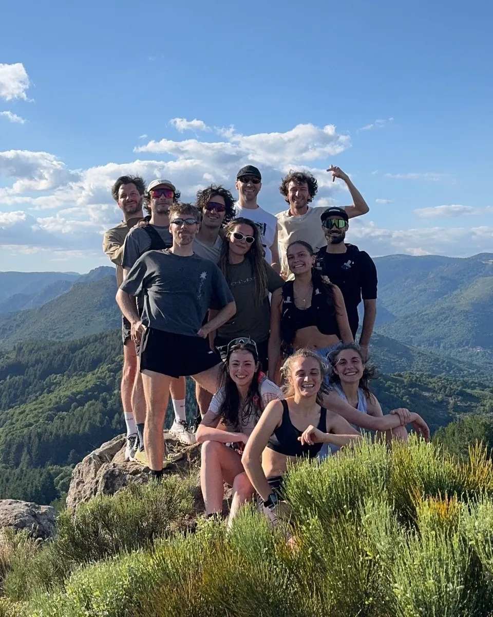 L’équipe Les Others au sommet d’une montagne