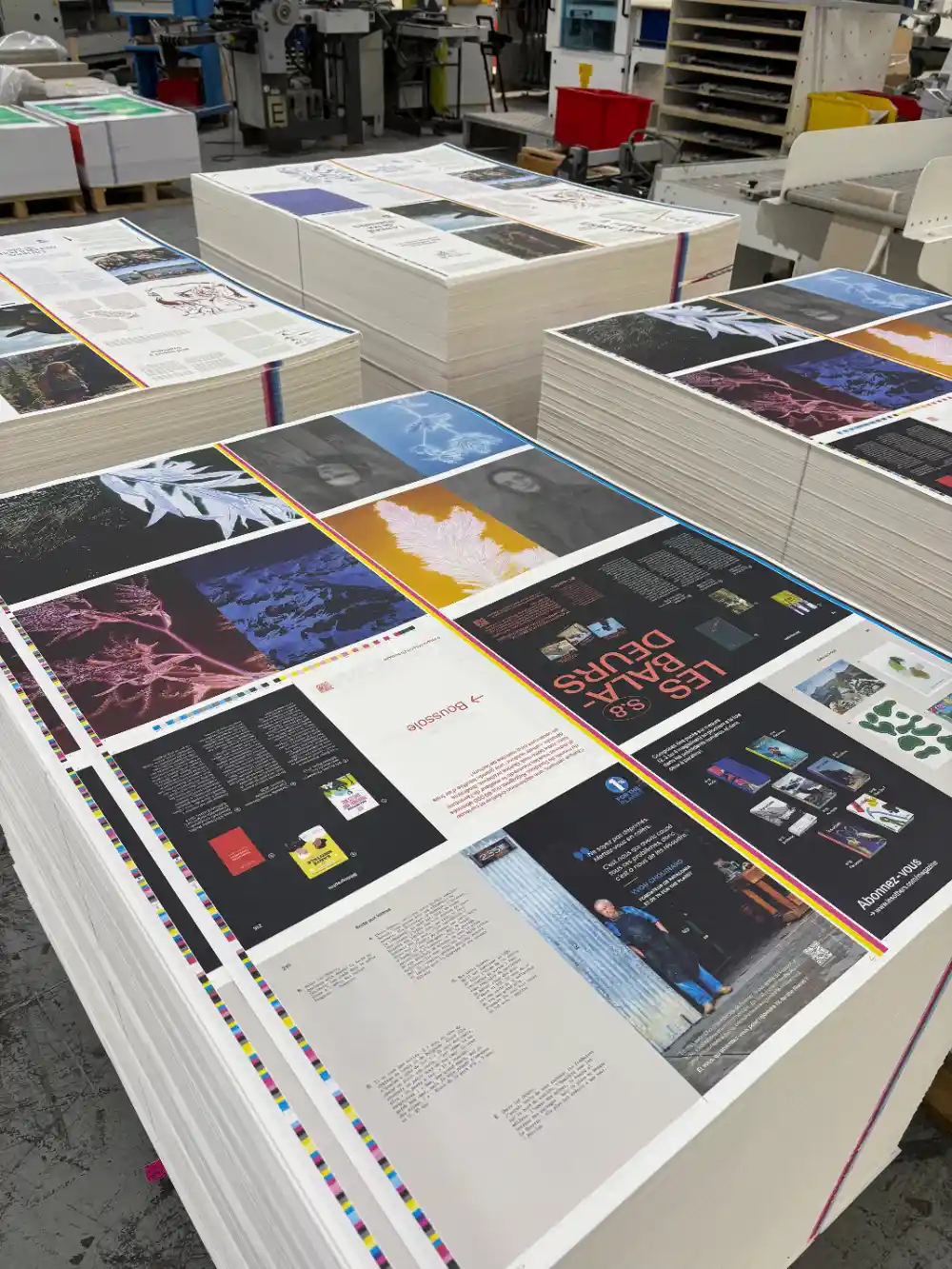 Les feuilles imprimées du magazine empilées à l’imprimerie, dont une page des Baladeurs